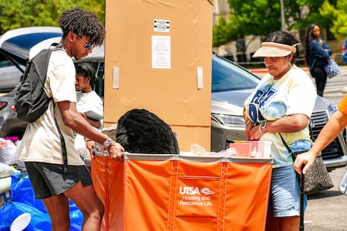 Students During Move in Day